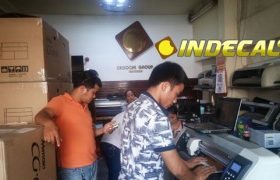 Cắt bế decal gia công