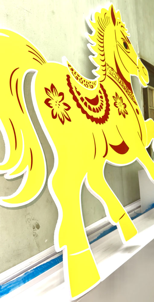 Một chú ngựa vàng decal bồi formex dày 10li (10mm) tại Thế Giới Decal