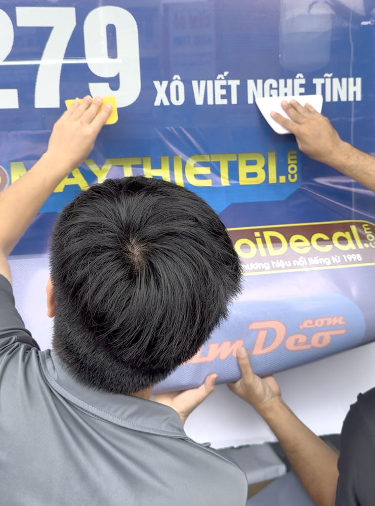 In decal theo yêu cầu, dán lên kính