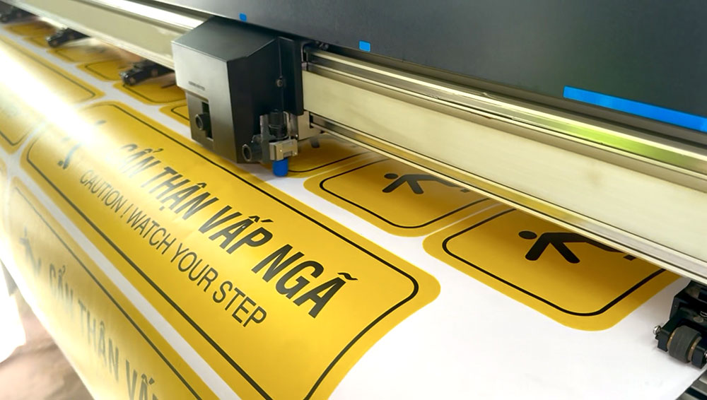 Cắt bế decal sữa khổ lớn 1m52 sau khi in và cán màng
