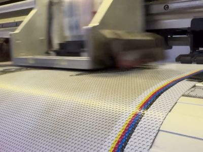 Dịch Vụ In Decal Lưới Chất Lượng Cao