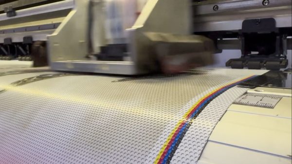 Dịch Vụ In Decal Lưới Chất Lượng Cao