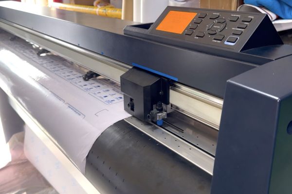 Cắt Decal Lấy Liền Khổ Máy 1m6 Tại Bình Thạnh Cho Thợ Quảng Cáo