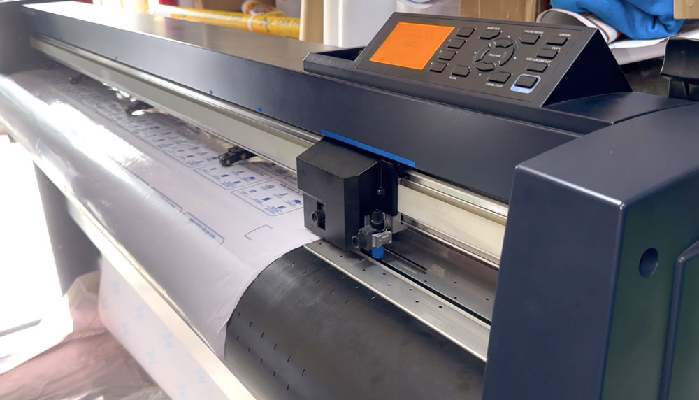 Cắt Decal Lấy Liền Khổ Máy 1m6 Tại Bình Thạnh Cho Thợ Quảng Cáo