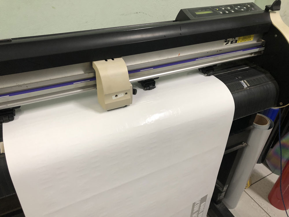 Cắt decal nhiệt in áo gia công cho xưởng in áo thun